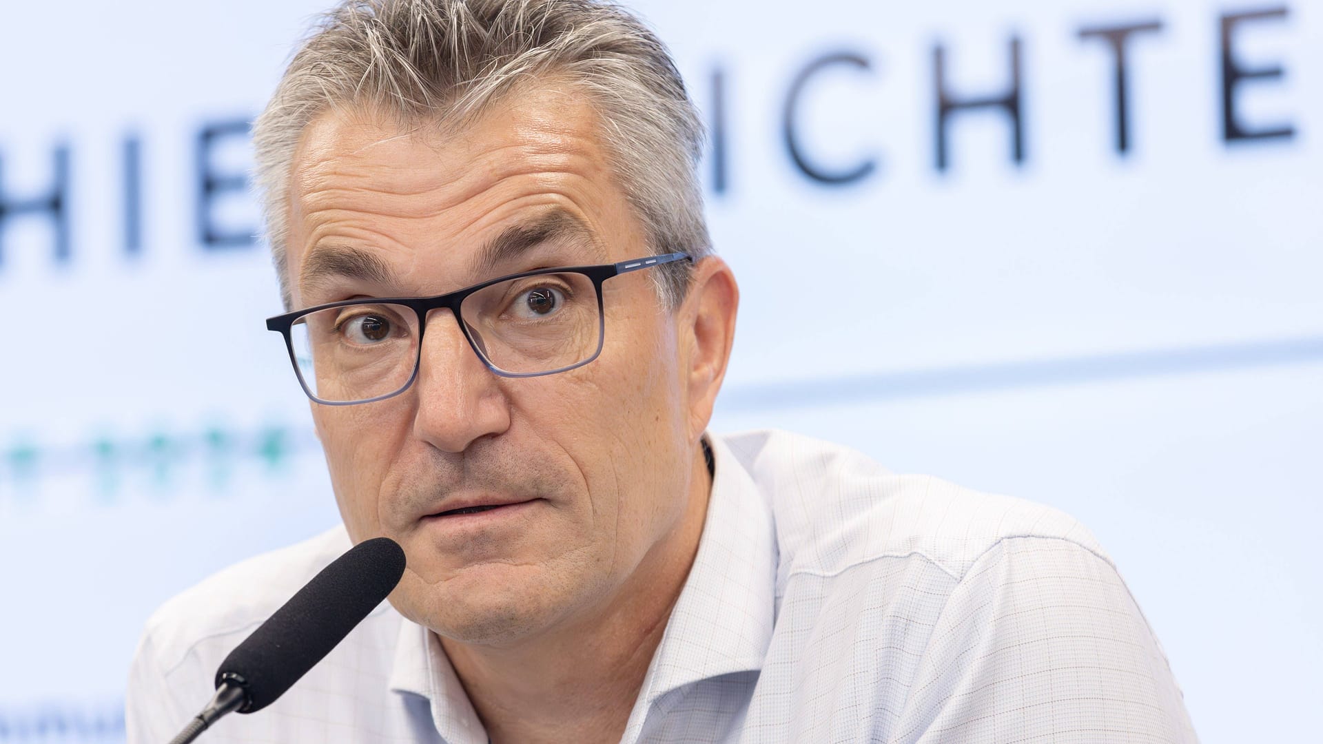 Knut Kircher: Der Schiedsrichter-Chef ist mit dem Verlauf des ersten Bundesliga-Spieltags nicht ganz glücklich. Knut Kircher: Der Schiedsrichter-Chef ist mit dem Verlauf des ersten Bundesliga-Spieltags nicht ganz glücklich.