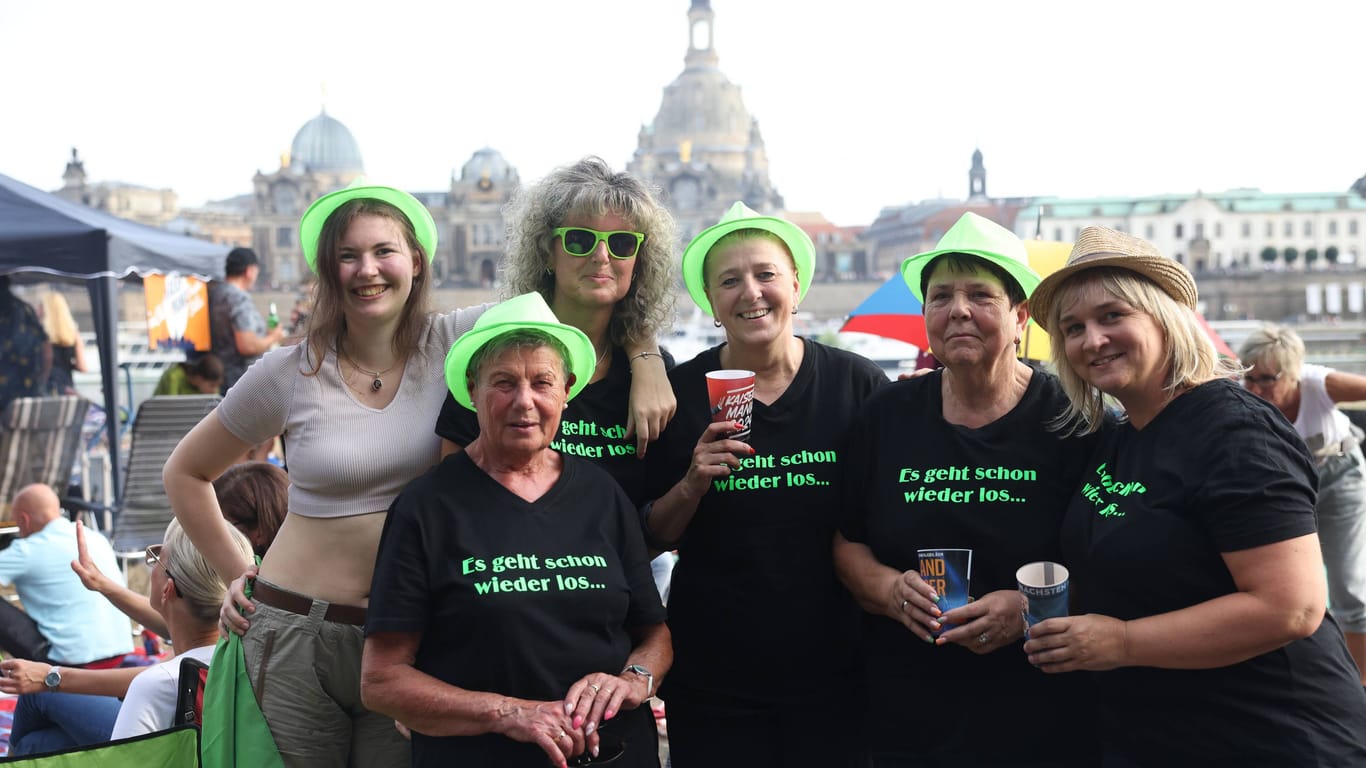 Kaisermania in Dresden: Viele Fans ließen sich für die Roland-Kaiser-Konzerte T-Shirts bedrucken.