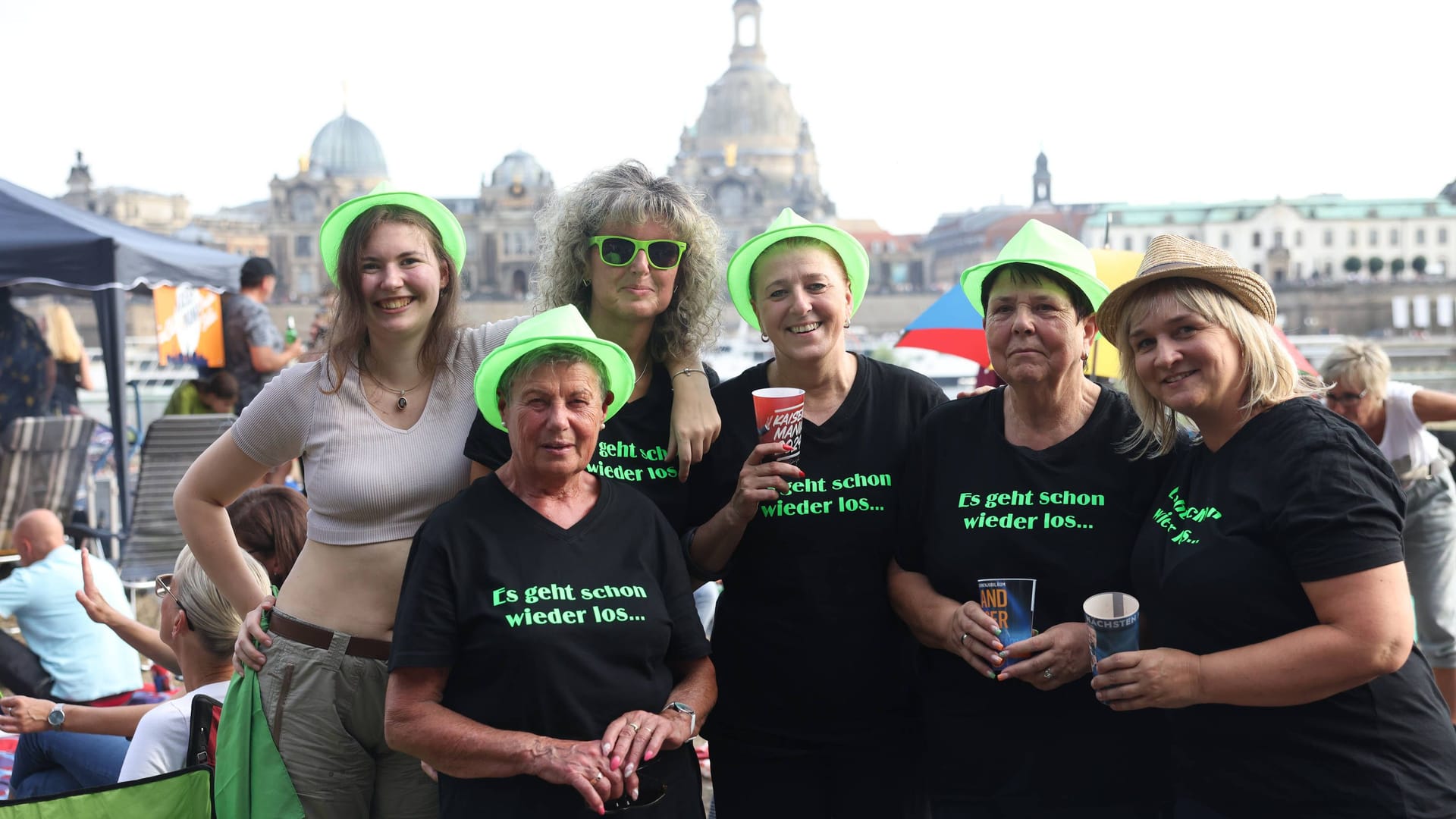 Kaisermania in Dresden: Viele Fans ließen sich für die Roland-Kaiser-Konzerte T-Shirts bedrucken.