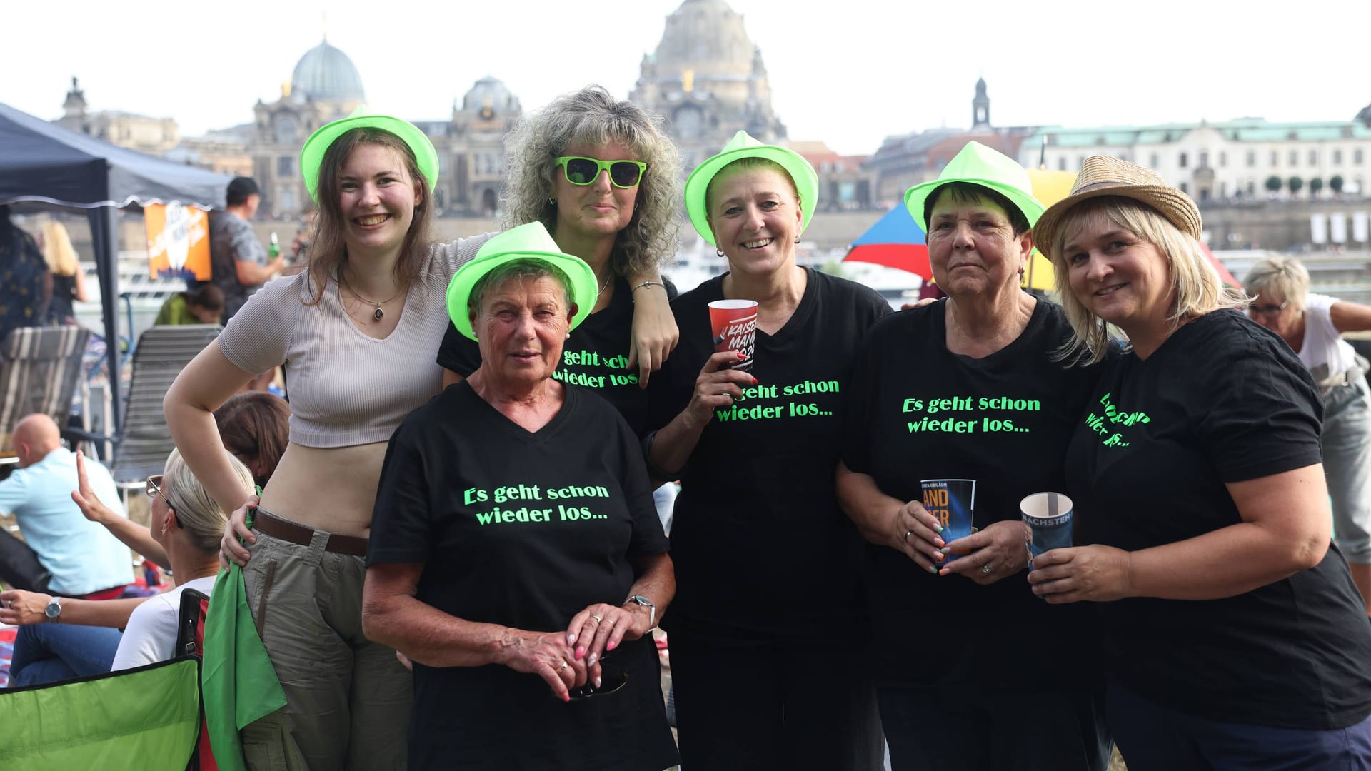 Kaisermania in Dresden: Viele Fans ließen sich für die Roland-Kaiser-Konzerte T-Shirts bedrucken.