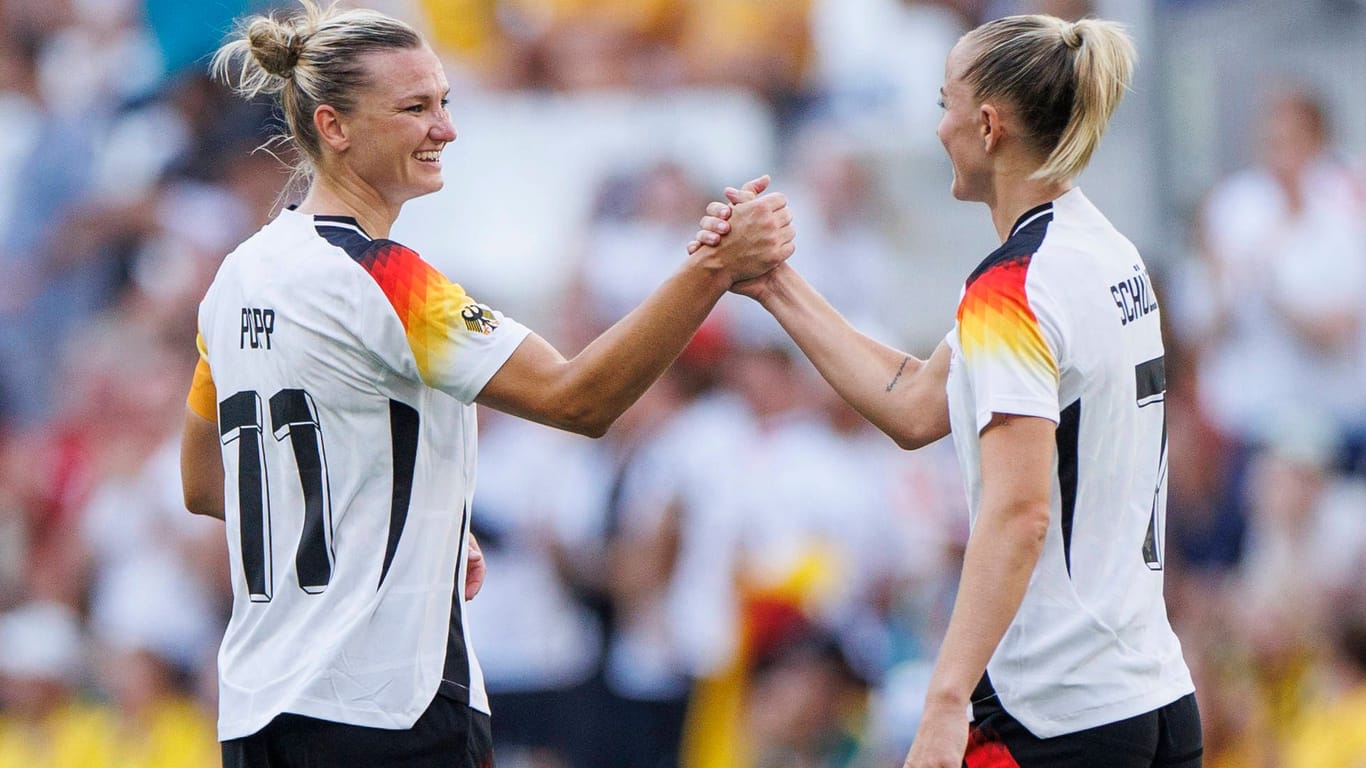 Alexandra Popp (l.) und Lea Schüller: Sie können im Spiel um Bronze wieder eingreifen.