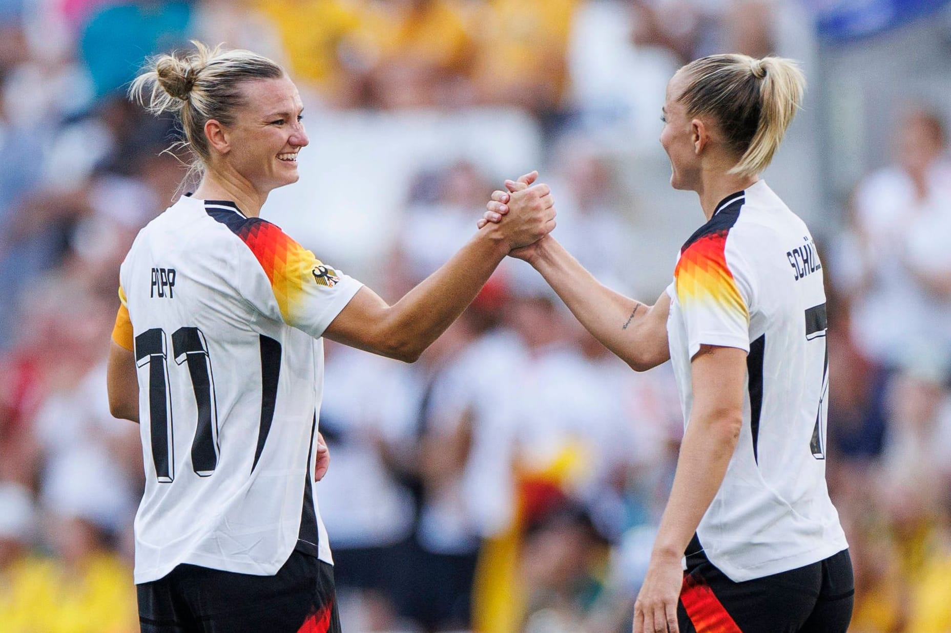 Alexandra Popp (l.) und Lea Schüller: Sie können im Spiel um Bronze wieder eingreifen.