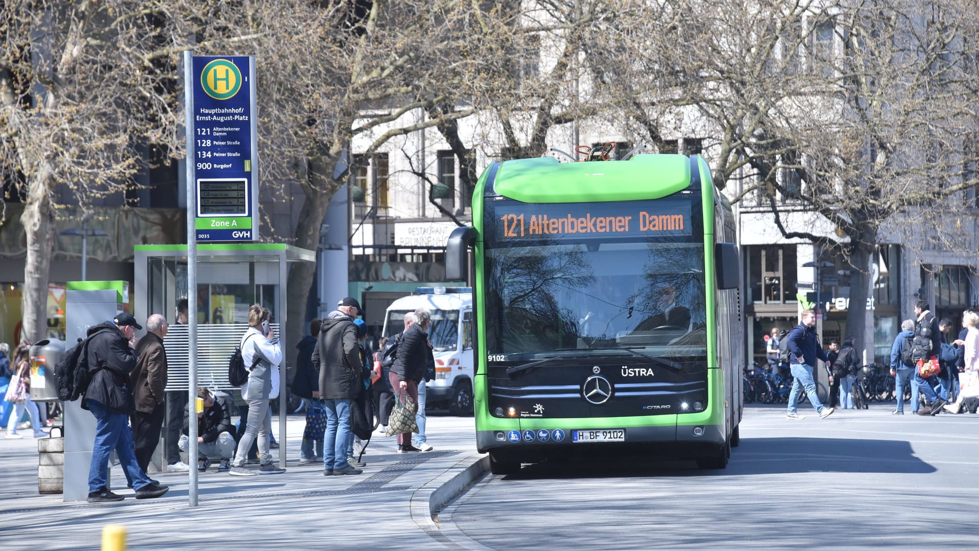 Ein Üstra-Bus am Ernst August Platz in Hannover: Die Linie 121 ist ebenso betroffen wie zwölf weitere Buslinien.