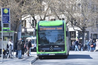 Ein Üstra-Bus am Ernst August Platz in Hannover: Die Linie 121 ist ebenso betroffen wie zwölf weitere Buslinien.