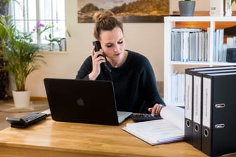 Eine Frau macht ihre Steuererklärung