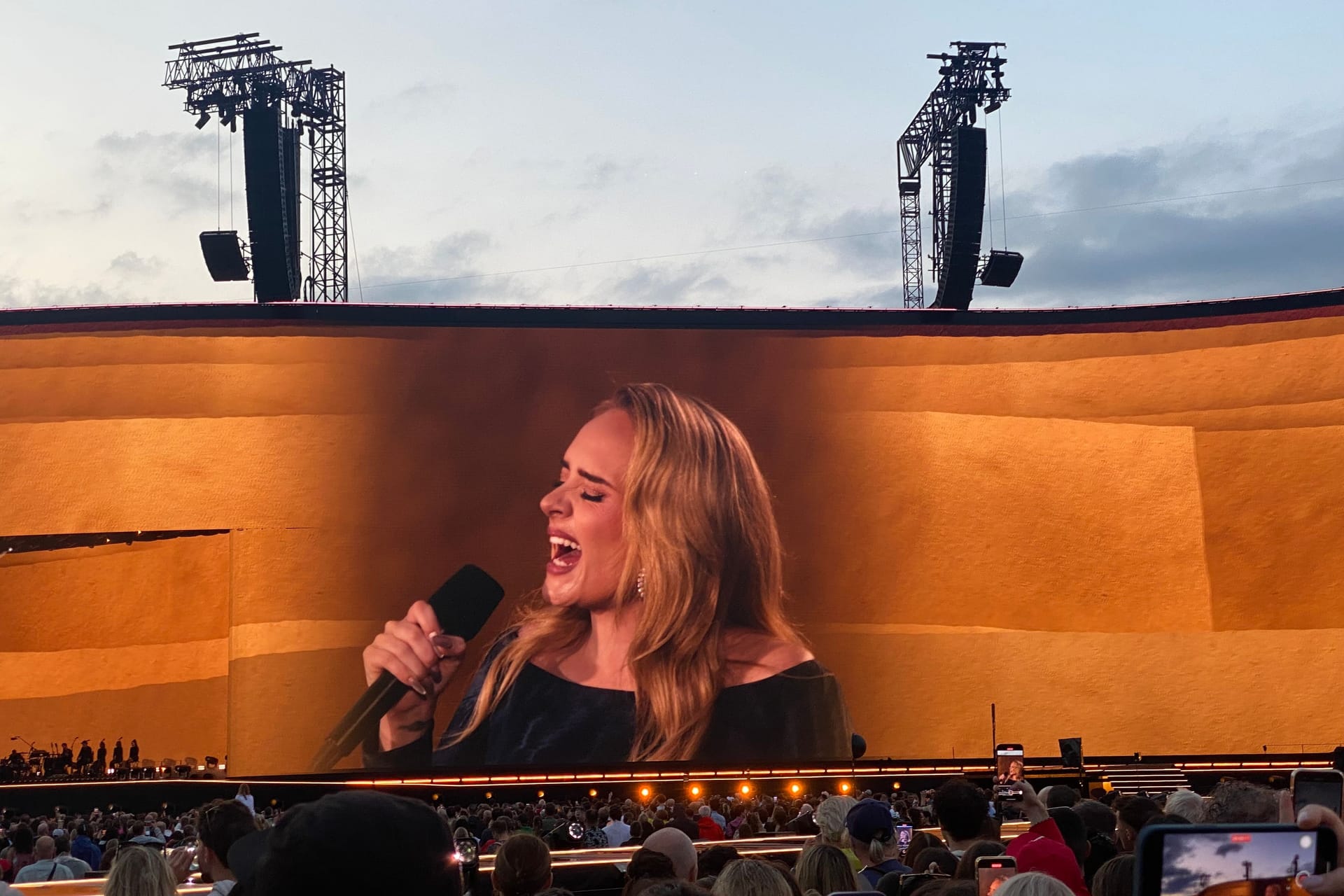 Egal, wo man beim Eröffnungskonzert von Adele saß, dank der riesengroßen Leinwand konnten die Fans die Sängerin immer gut sehen.