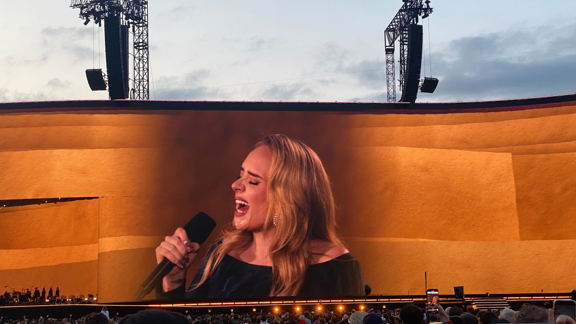 Egal, wo man beim Eröffnungskonzert von Adele saß, dank der riesengroßen Leinwand konnten die Fans die Sängerin immer gut sehen.