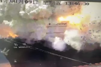 Explosion auf einem Containerschiff in einem Hafen.