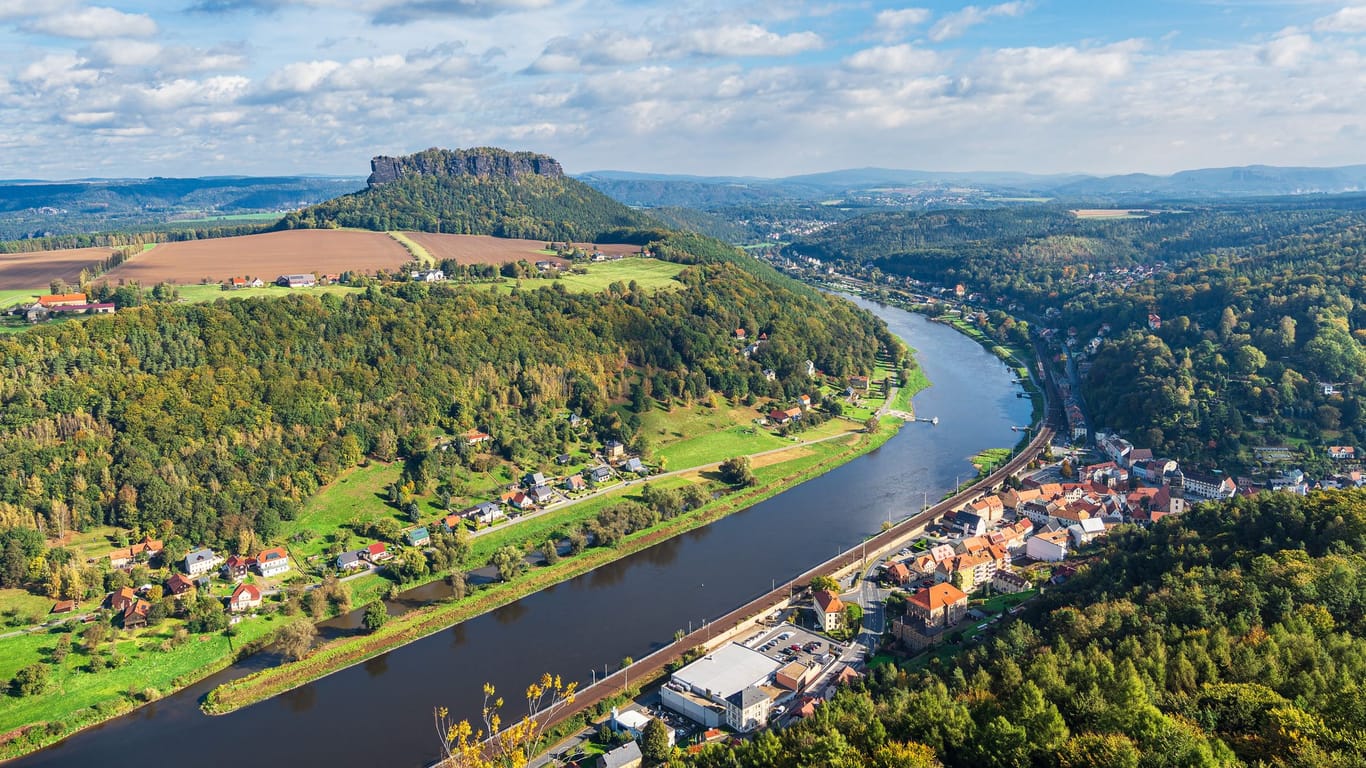 Blick über die Elbe auf die Gemeine Königstein in Sachsen