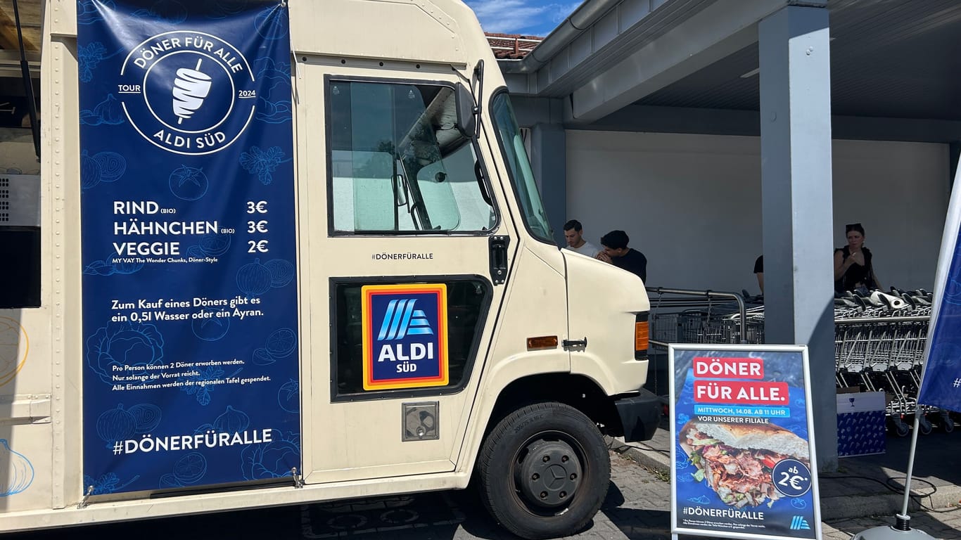 Ein Döner-Truck vor der Aldi-Filiale im Frankfurter Ring: Pro Person geben die Mitarbeiter höchstens zwei Döner aus.