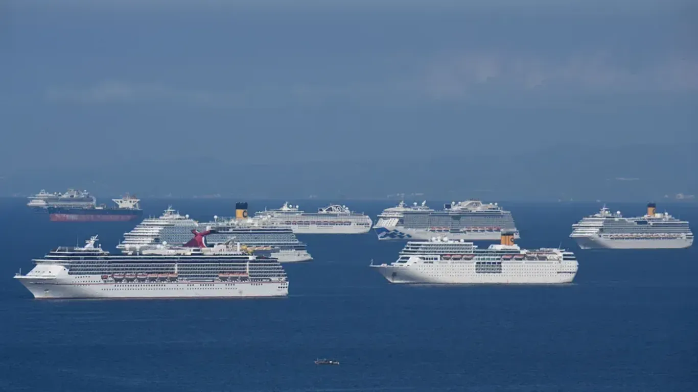 Ankernde Kreuzfahrtschiffe in der Manila Bay