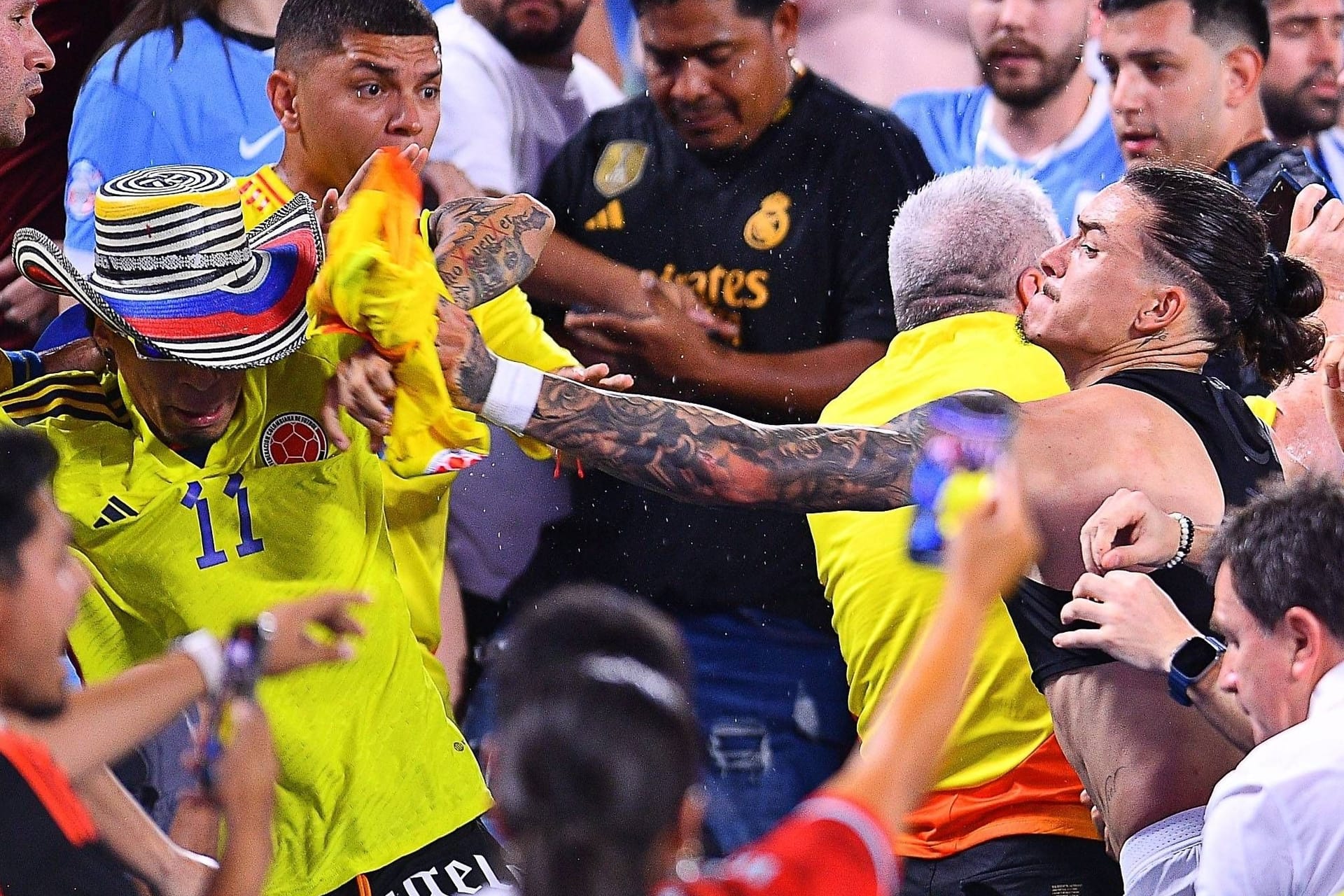 Darwin Núñez in einer Rauferei mit Fans: Der Star des FC Liverpool wird vorerst nicht für Uruguay auflaufen können.