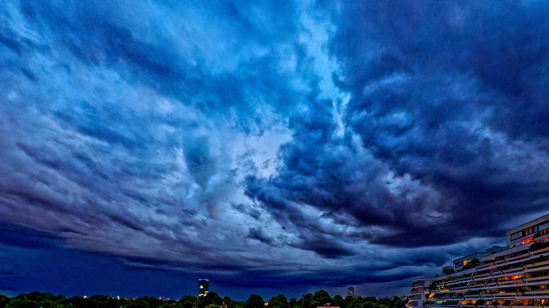 Große Regenwolken über Bayern (Symbolfoto): In den nächsten Tagen wird es rund um Nürnberg wechselhaft.