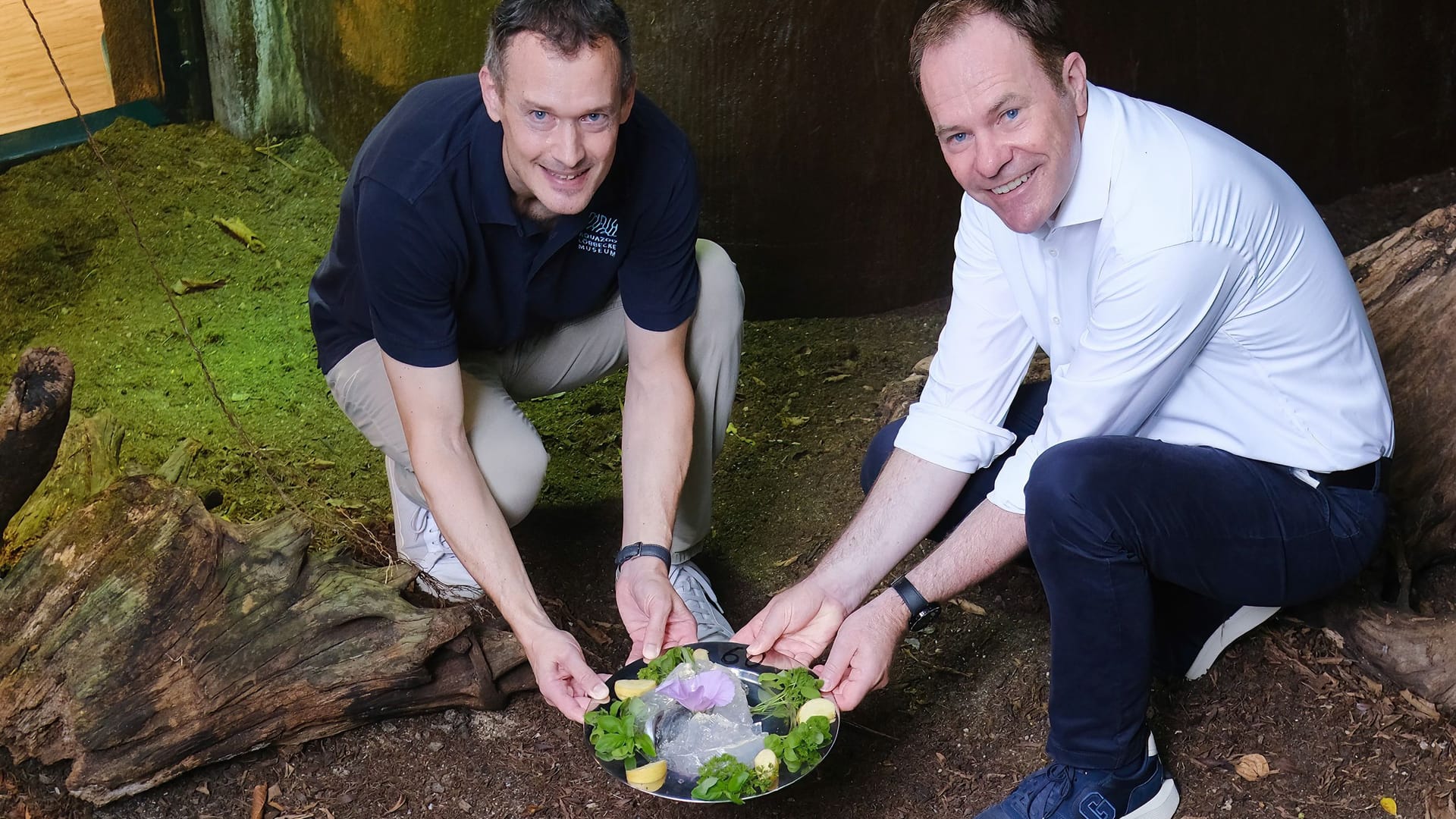 Als Geschenk gab es für "Old Lady" aus den Händen von Aquazoo-Direktor Jochen Reiter (links) und OB Stephan Keller eine Fischtorte.