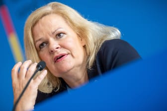 Nancy Faeser bei einer Pressekonferenz: Die Bundesinnenministerin will das Waffengesetz verschärfen.