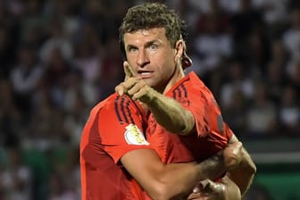 In Topform: Thomas Müller feiert seine Tore im Spiel in Ulm, umarmt von Teamkollege Aleksandar Pavlović.