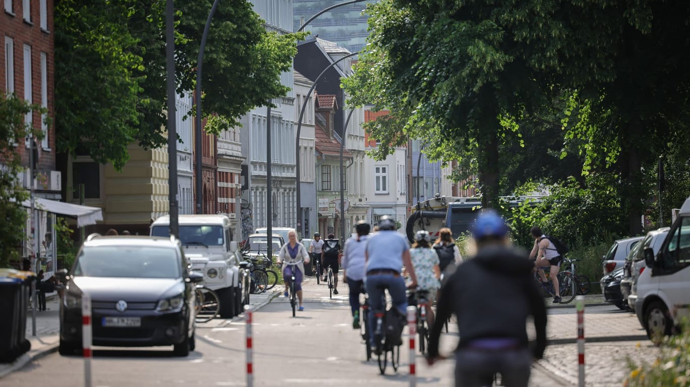 Eine Fahrradstraße führt im Bezirk Altona an Wohnhäusern entlang (Archivbild).