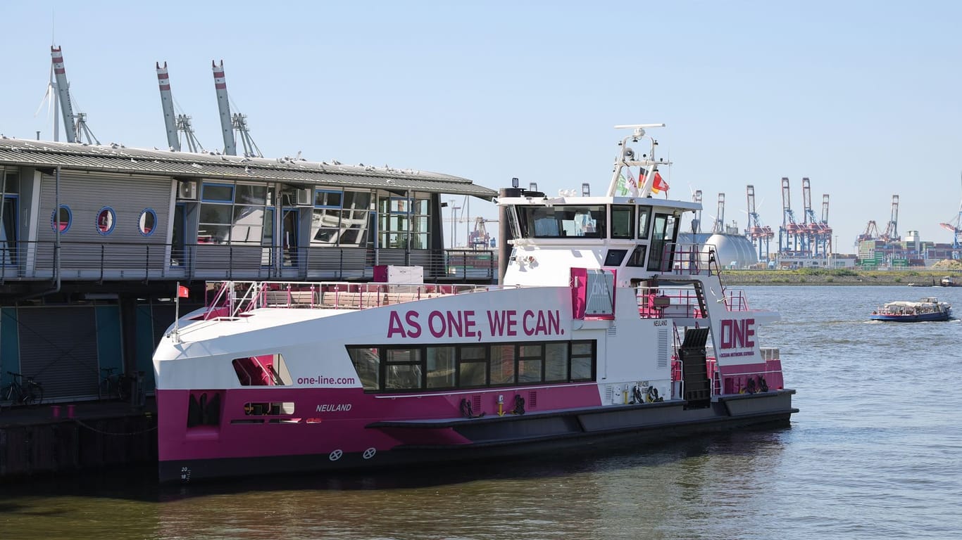 Die neue Hybridfähre "Neuland" der Hadag liegt am Fischmarkt. Das neue Schiff des Hamburger Fährlinienbetreibers soll noch im August erste Testfahrten absolvieren.