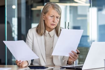 Konzentrierter Blick: Auch viele Beamte kommen um die Steuererklärung nicht herum.