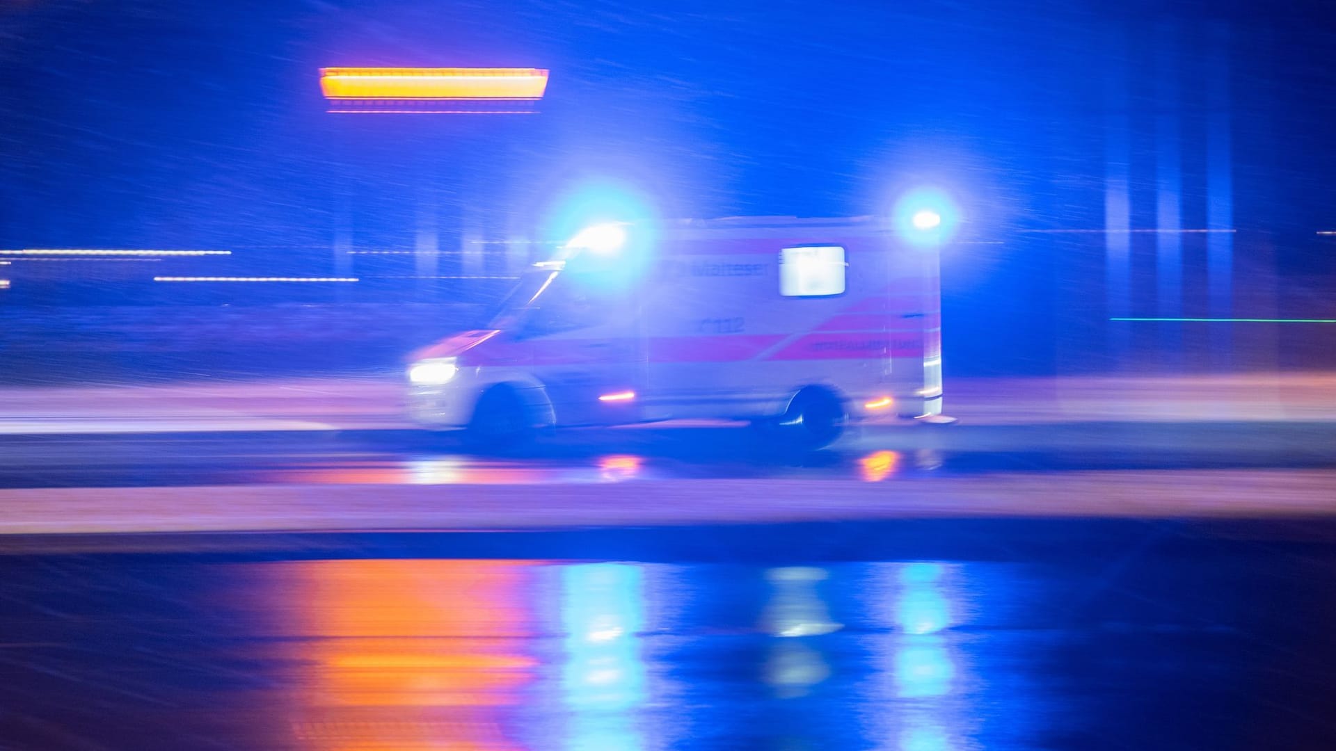 Ein Krankenwagen ist mit Blaulicht im Einsatz