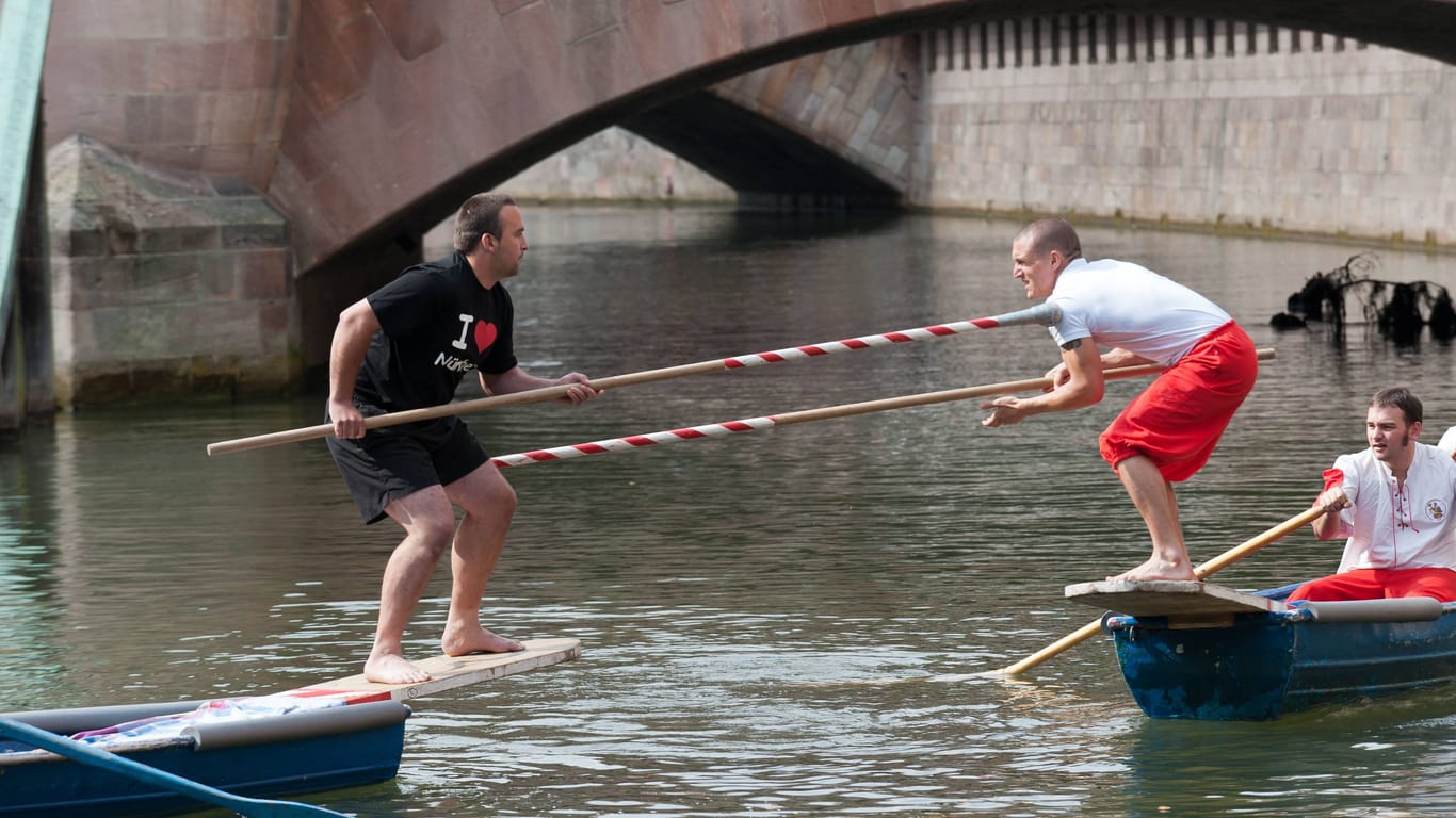 Wer stürzt zuerst in die Pegnitz? Das Fischerstechen (Archivbild) gilt als großes Spektakel.