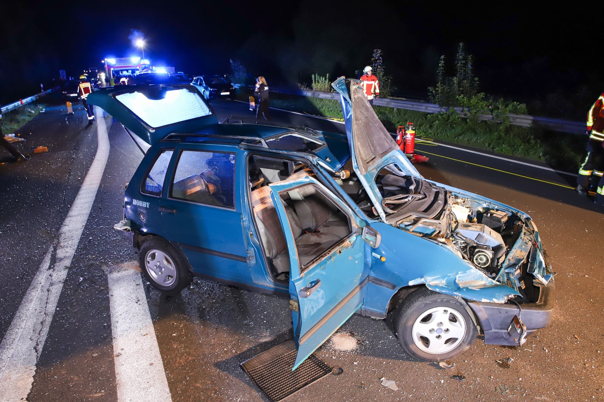 Unfallauto bei Elmshorn: Die Insassen des Autos mussten ins Krankenhaus gebracht werden.