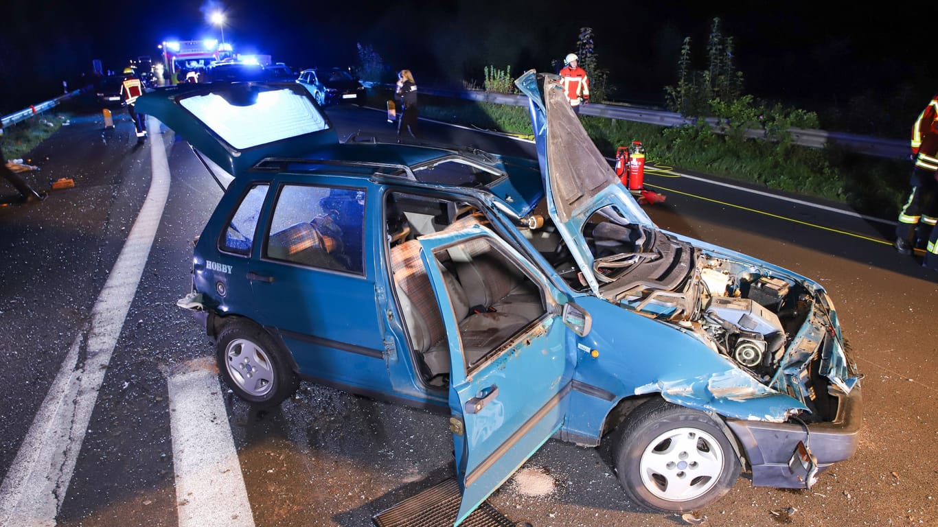 Unfallauto bei Elmshorn: Die Insassen des Autos mussten ins Krankenhaus gebracht werden.