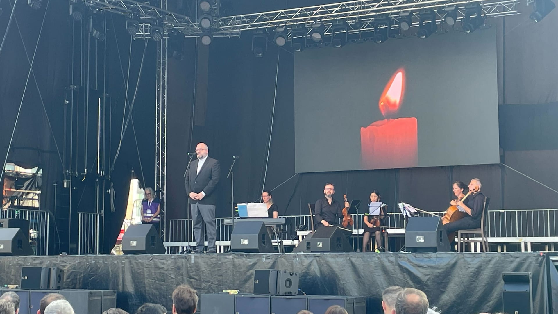 Stadtdechant Michael Mohr auf der Gedenkfeier in Solingen.