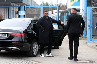 Hasan Ismaik bei einem Besuch auf dem Trainingsgelände der "Löwen" (Archivbild): Künftig will der Investor öfter in München und näher an seinem Verein sein.