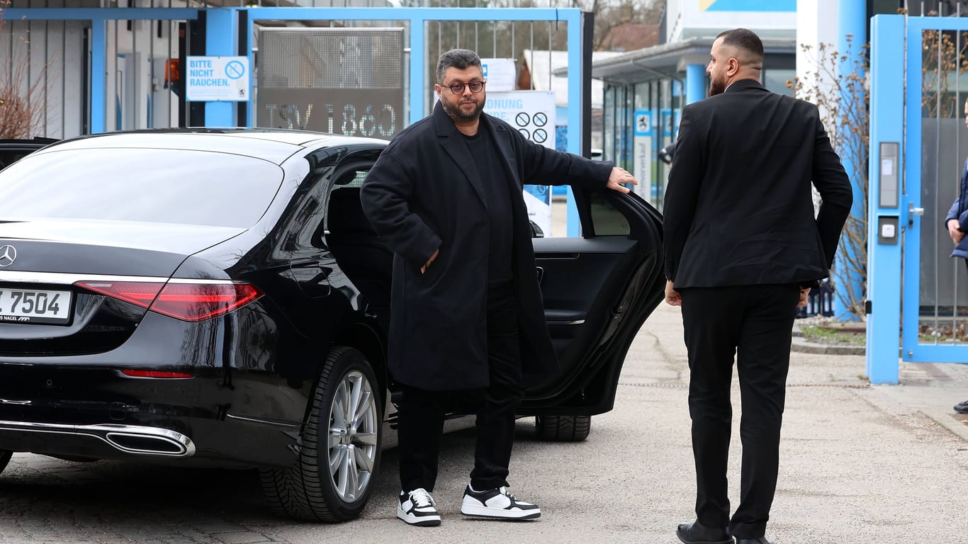 Hasan Ismaik bei einem Besuch auf dem Trainingsgelände der "Löwen" (Archivbild): Künftig will der Investor öfter in München und näher an seinem Verein sein.