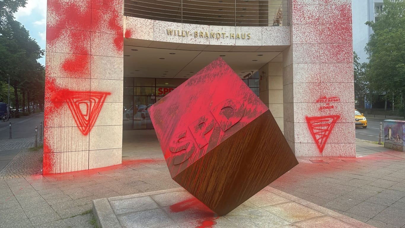 15.08.2024, Berlin: Die SPD-Parteizentrale in Berlin wurde in den frühen Morgenstunden mit roter Farbe besprüht. Das Haus sei unter anderem mit der Aufschrift «Staatsräson = Genozid» beschmiert worden, erklärte eine Sprecherin der Polizei.