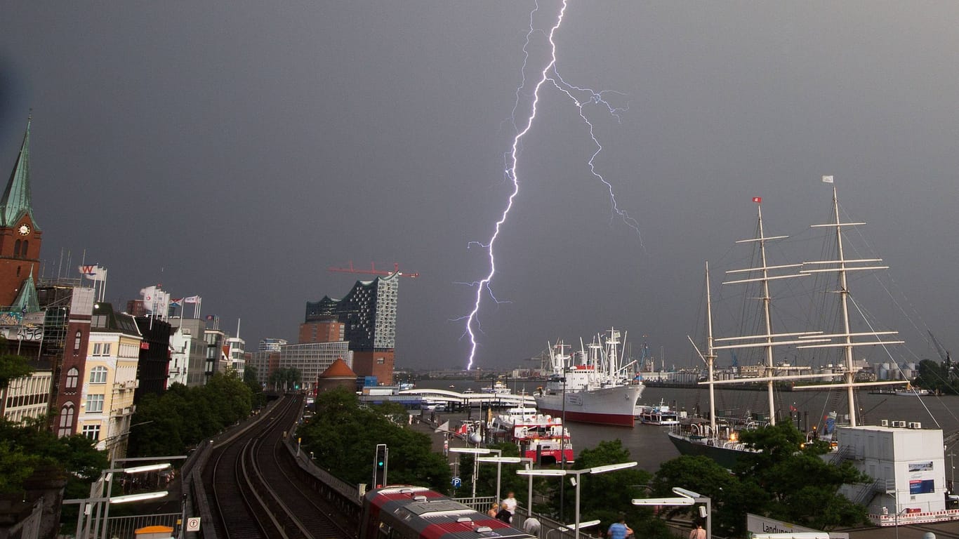 Gewitter im Hamburger Hafen (Archivbild): In den kommenden Tagen ist es häufig bewölkt.