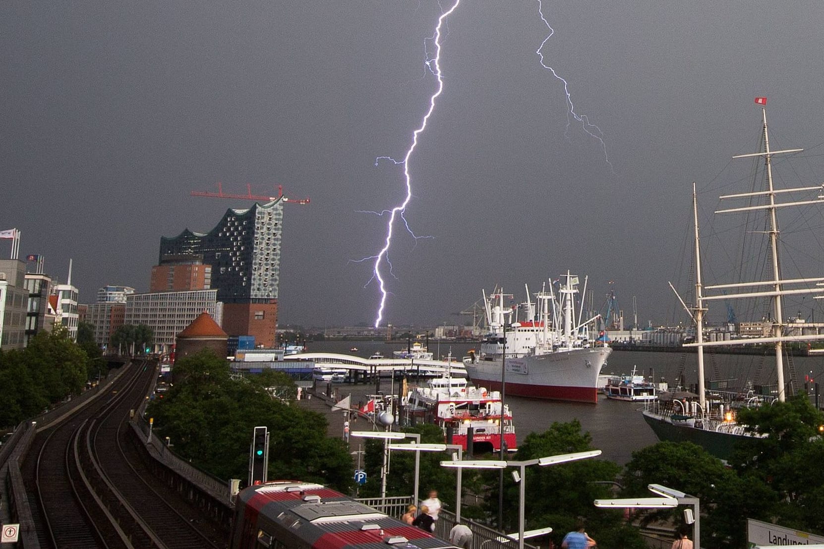 Gewitter im Hamburger Hafen (Archivbild): In den kommenden Tagen ist es häufig bewölkt.