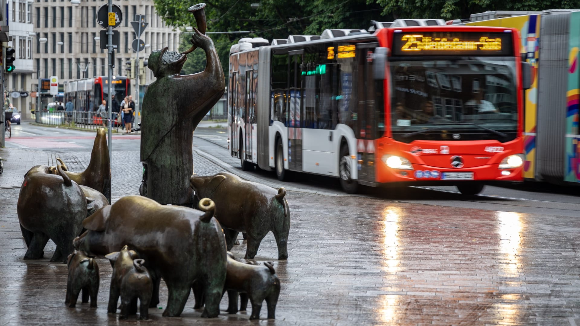 Ein Bus der BSAG fährt durch die Bremer Innenstadt (Symbolbild): Die Fahrgäste waren völlig ahnungslos.