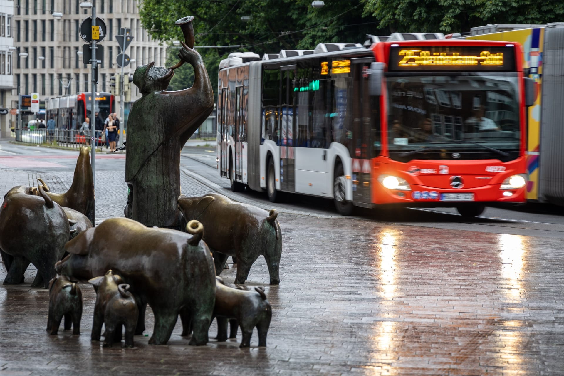 Ein Bus der BSAG fährt durch die Bremer Innenstadt (Symbolbild): Die Fahrgäste waren völlig ahnungslos.