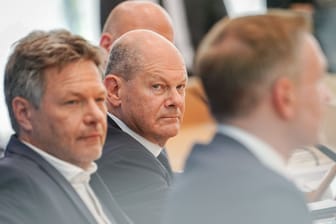 Bundeskanzler Olaf Scholz (Mitte), Robert Habeck (links), und Christian Lindner (FDP): Ihr Haushaltskompromiss hat viel Kritik mit sich gebracht.