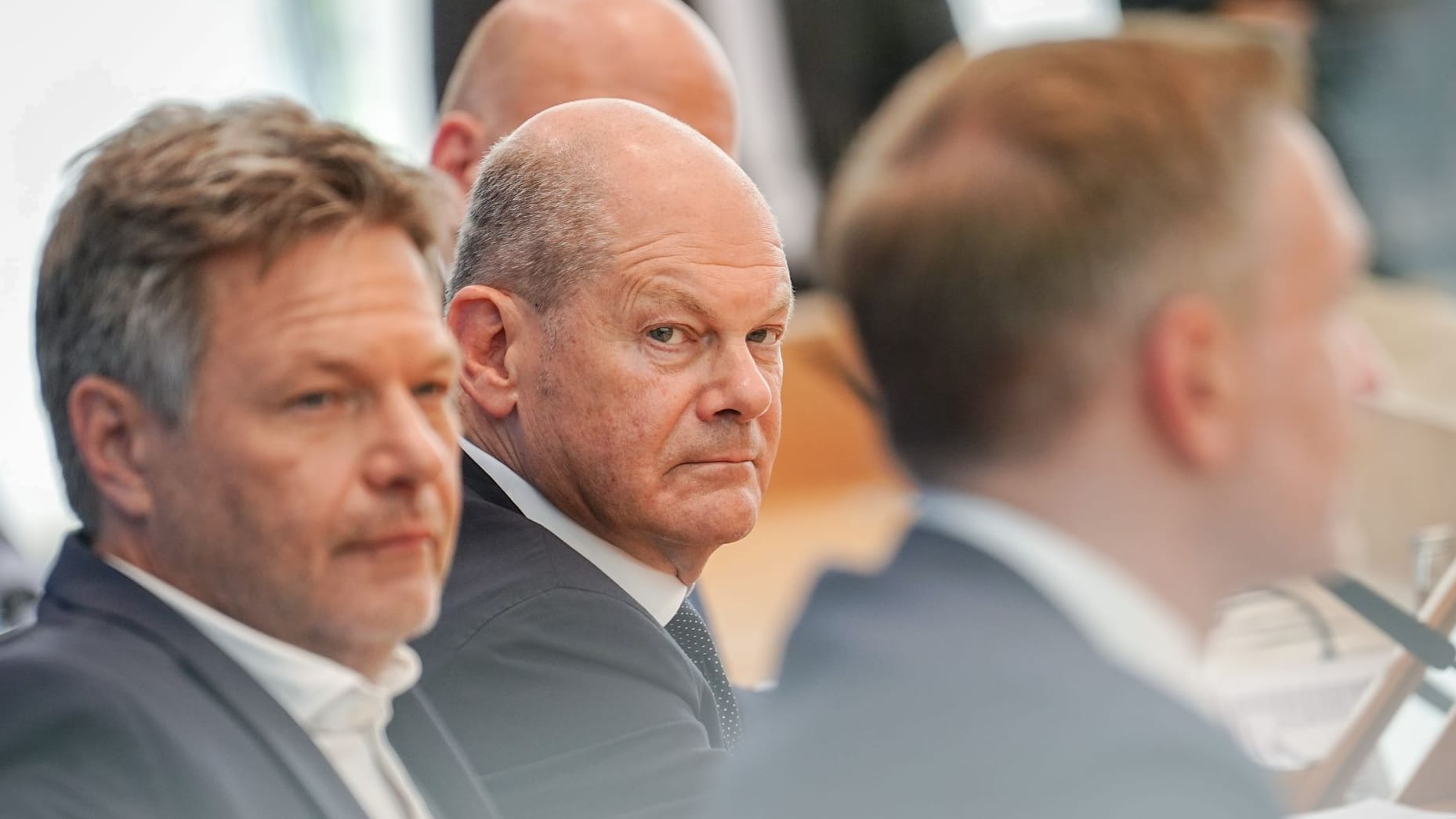 Bundeskanzler Olaf Scholz (Mitte), Robert Habeck (links), und Christian Lindner (FDP): Ihr Haushaltskompromiss hat viel Kritik mit sich gebracht.