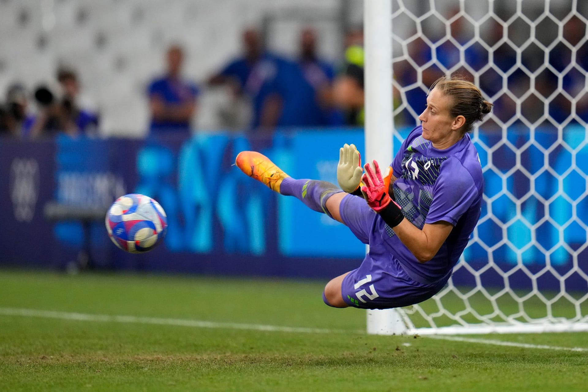 Ann-Katrin Berger rettete ihr Team im Elfmeterschießen mit zwei Paraden.