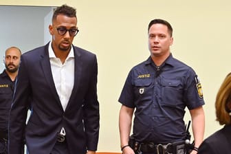 Jérôme Boateng im Gerichtssaal (Archivbild): Bei der Klage geht es um insgesamt sechs Aussagen des Ex-Profis.