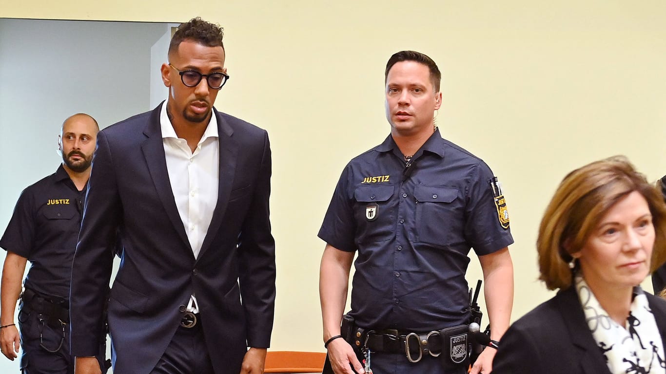 Jérôme Boateng im Gerichtssaal (Archivbild): Bei der Klage geht es um insgesamt sechs Aussagen des Ex-Profis.