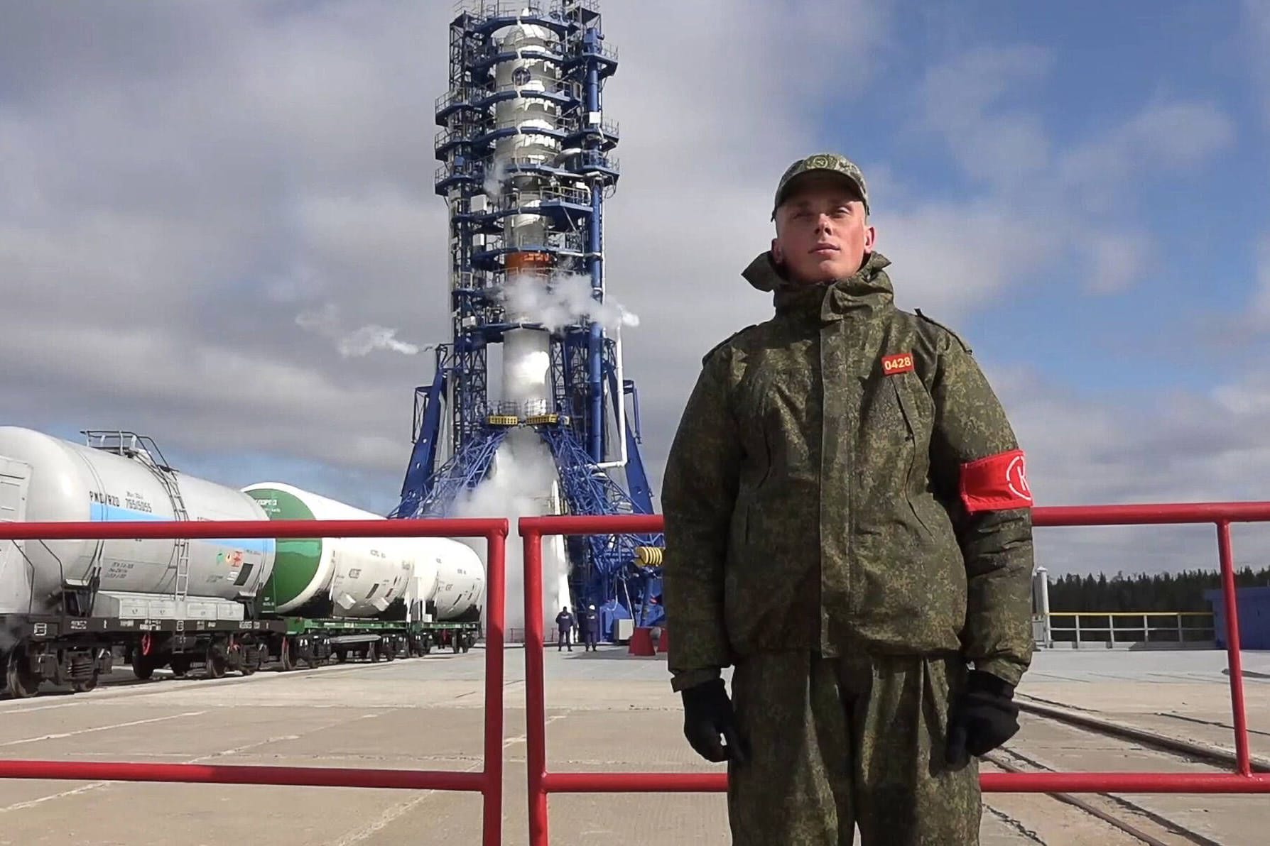 Ein Soldat bewacht eine Rakete am Kosmodrom Plessezk: Mit "Weltraumtruppen" will Russland den ukrainischen Vormarsch in der Region Kursk stoppen.