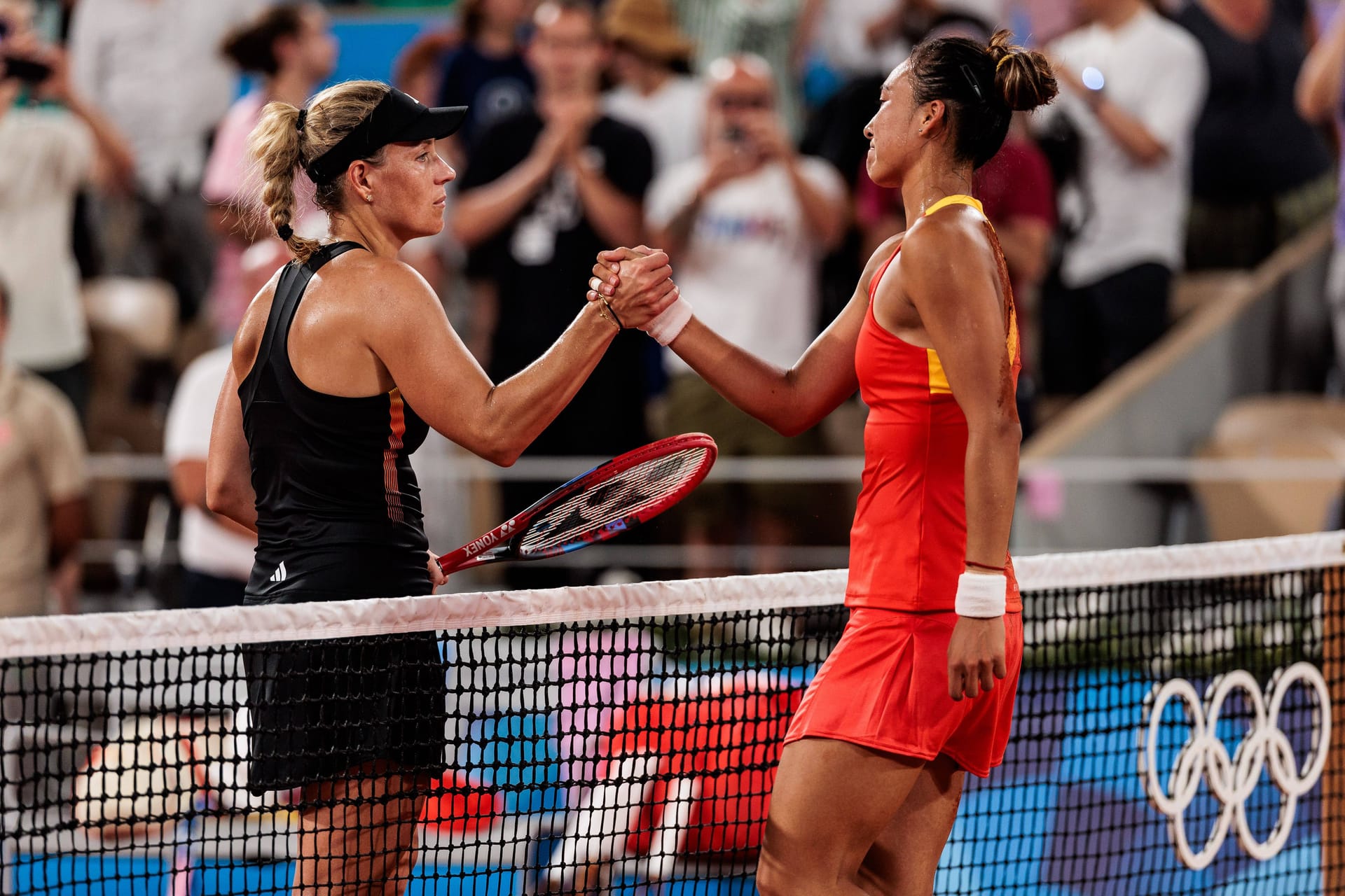 Qinwen Zheng (r.) beendete Angelique Kerbers Karriere nach dem Sieg im Tennis-Viertelfinale.