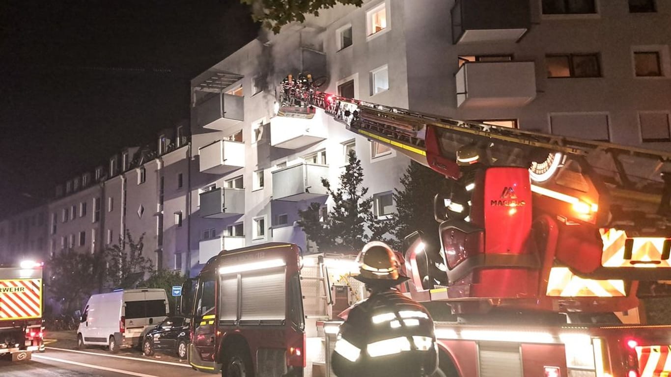 Dichter Rauch breitete sich im ganzen Haus aus: Mit Drehleitern rettete die Feuerwehr fünf Bewohner über den Balkon dieses Mehrfamilienhauses in Thalkirchen.