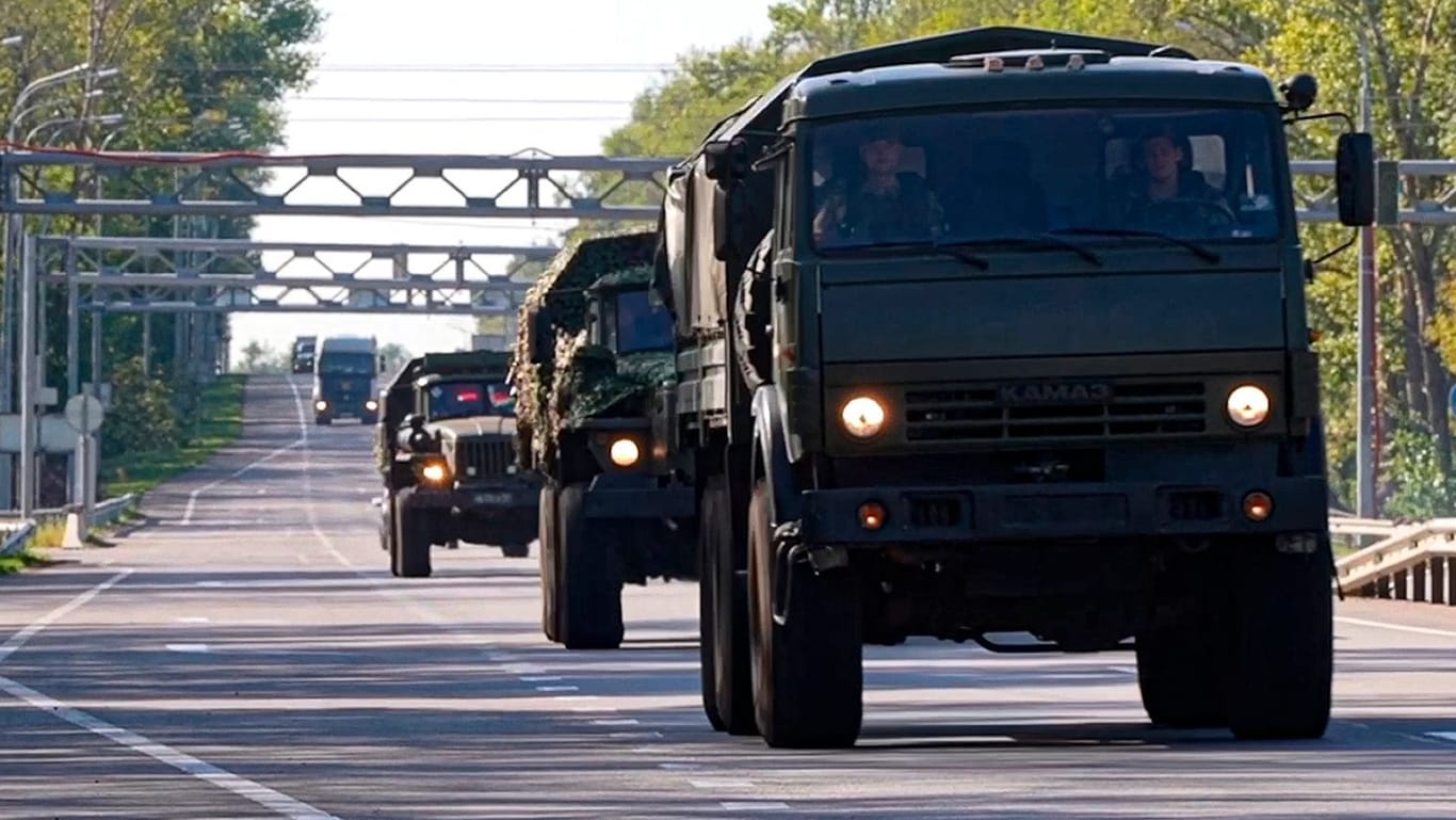 Auf diesem vom russischen Verteidigungsministerium veröffentlichten Video bewegt sich eine Kolonne der russischen Streitkräfte zum Aufbau von Kräften in die russische Region Kursk.