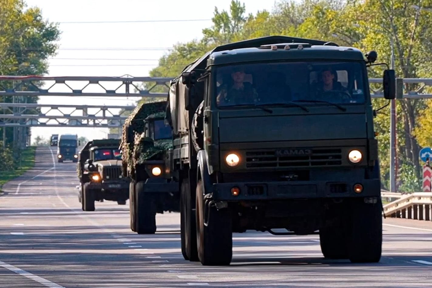 Auf diesem vom russischen Verteidigungsministerium veröffentlichten Video bewegt sich eine Kolonne der russischen Streitkräfte zum Aufbau von Kräften in die russische Region Kursk.