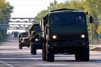 Auf diesem vom russischen Verteidigungsministerium veröffentlichten Video bewegt sich eine Kolonne der russischen Streitkräfte zum Aufbau von Kräften in die russische Region Kursk.