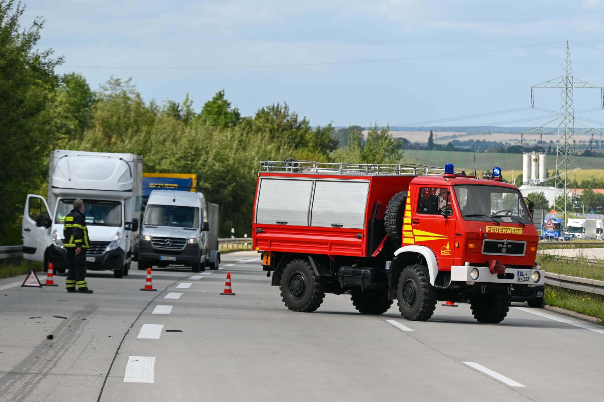 Zu einem Unfall kam es am Dienstagmittag auf der A14 Richtung Dresden. Nach ersten Angaben vom Einsatzort war der Fahrer eines VW Camper gegen 14 Uhr in Höhe Döbeln unterwegs, als aus bisher ungeklärter Ursache ein Audi in den Camper krachte. Alarmierte Rettungskräfte kümmerten sich daraufhin um zwei Verletzte, auch ein Notarzt war vor Ort. Noch während der Versorgung der Verletzten stellten hinzugezogene Feuerwehrleute fest, dass Gas aus dem Camper austrat. Woher dieses stammt, war zunächst nicht bekannt. Möglicherweise gab es einen Gastank oder eine Gasflasche, die durch den Unfall Leck geschlagen hat. Die Autobahn wurde deshalb daraufhin voll gesperrt. Die Feuerwehr ließ das Gas anschließend weiter kontrolliert ab.