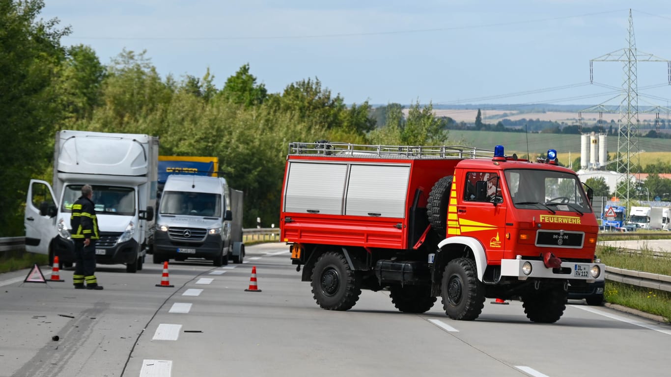 Zu einem Unfall kam es am Dienstagmittag auf der A14 Richtung Dresden. Nach ersten Angaben vom Einsatzort war der Fahrer eines VW Camper gegen 14 Uhr in Höhe Döbeln unterwegs, als aus bisher ungeklärter Ursache ein Audi in den Camper krachte. Alarmierte Rettungskräfte kümmerten sich daraufhin um zwei Verletzte, auch ein Notarzt war vor Ort. Noch während der Versorgung der Verletzten stellten hinzugezogene Feuerwehrleute fest, dass Gas aus dem Camper austrat. Woher dieses stammt, war zunächst nicht bekannt. Möglicherweise gab es einen Gastank oder eine Gasflasche, die durch den Unfall Leck geschlagen hat. Die Autobahn wurde deshalb daraufhin voll gesperrt. Die Feuerwehr ließ das Gas anschließend weiter kontrolliert ab.