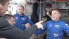 Der Nasa-Astronaut Nick Hague (l.) und der russische Kosmonaut Alexander Gorbunow (r.) kommen auf der ISS an.