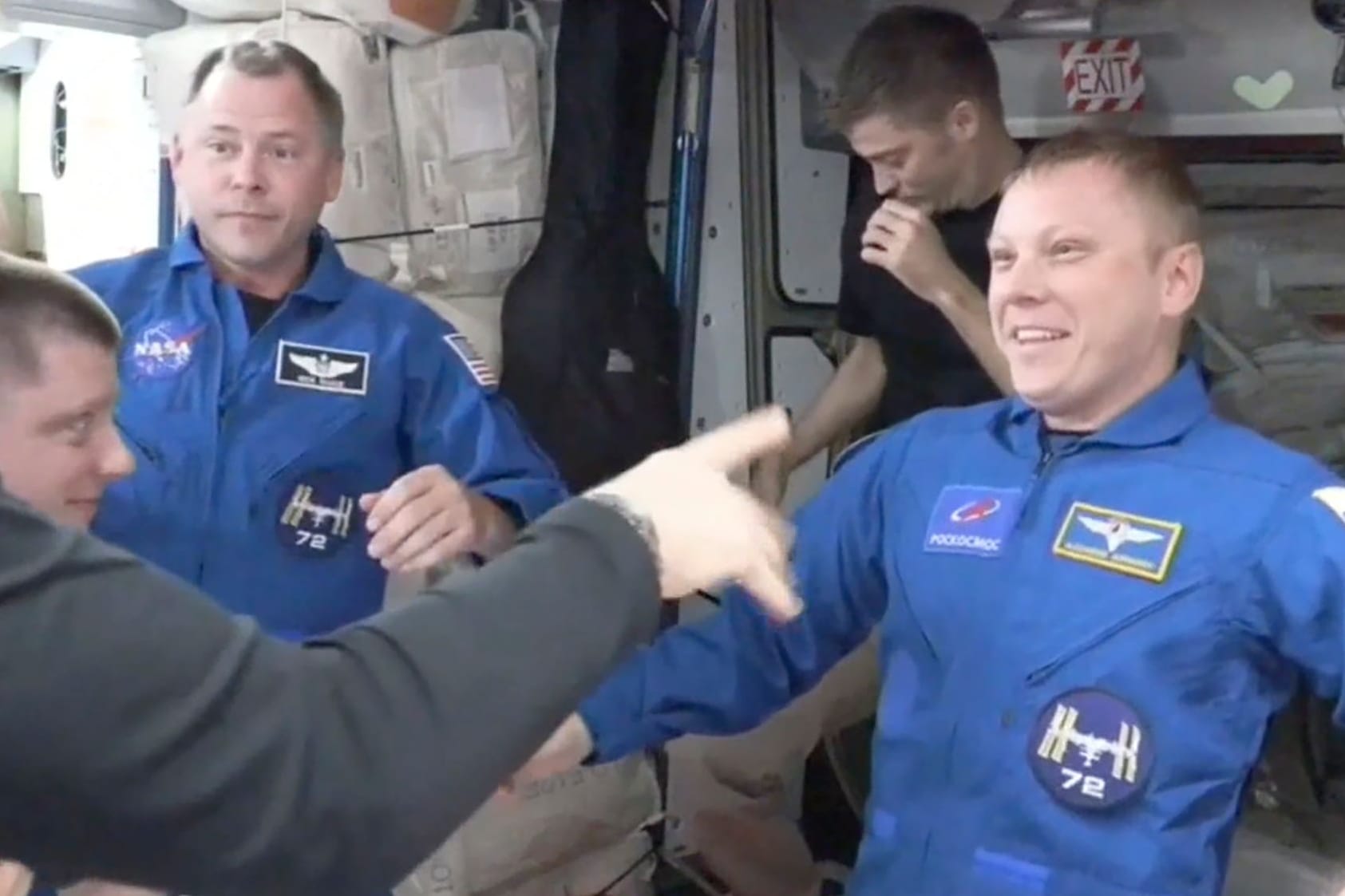 Der Nasa-Astronaut Nick Hague (l.) und der russische Kosmonaut Alexander Gorbunow (r.) kommen auf der ISS an.